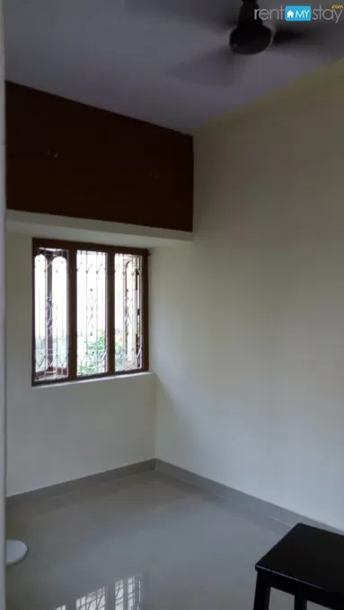 Spacious house with parking/ close to everything in Kempegondanahalli