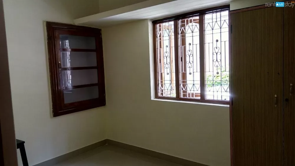 Spacious house with parking/ close to everything in Kempegondanahalli