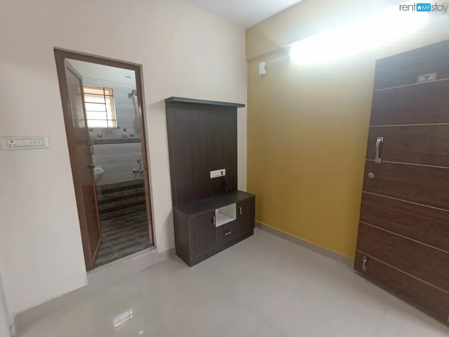 1BHK Semi furnished batcholure friendly flat for rent  in Marathahalli