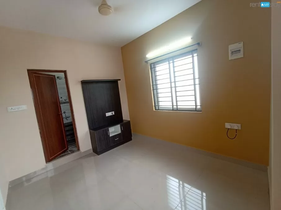 Semi furnished couplefriendly 1bhk flat for rent in marahathalli in Marathahalli