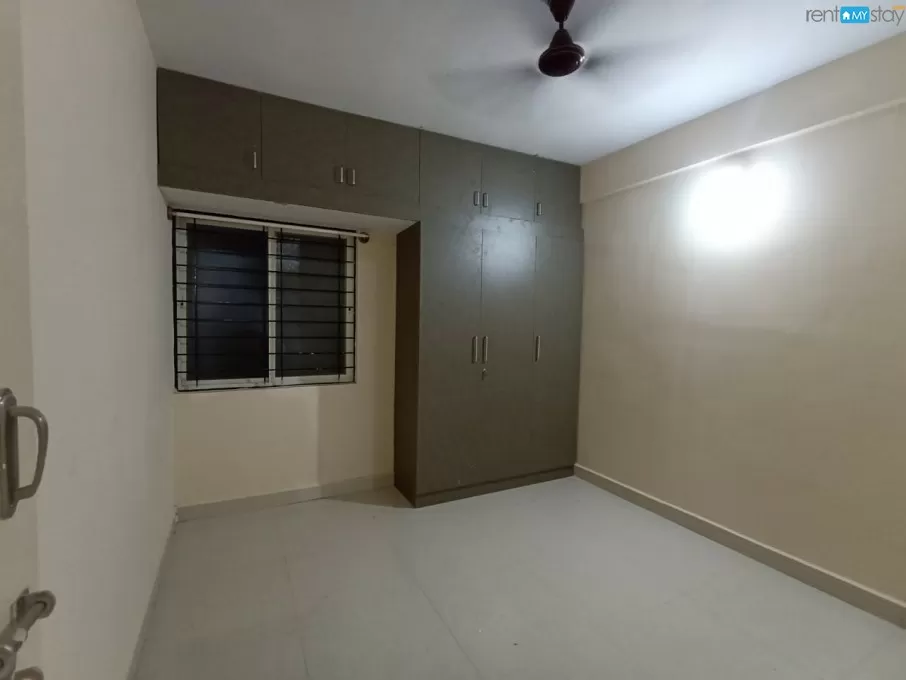 Semi furnished 1bhk Bachelor friendly flat in marathahalli in Marathahalli