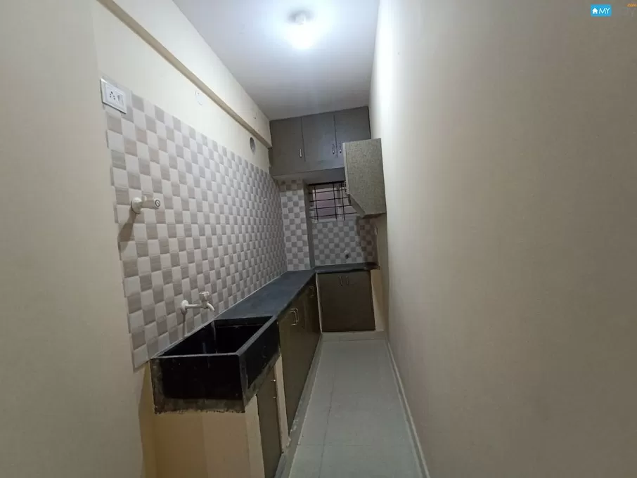 Semi furnished 1bhk couple friendly flat for ren in marathahalli in Marathahalli